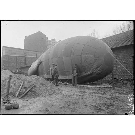 Paris. Protection contre avions. Le poste de la rue Edouard Pailleron. [légende d'origine]
