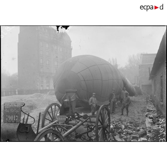 Paris. Protection contre avions. Le poste de la rue Edouard Pailleron. [légende d'origine]