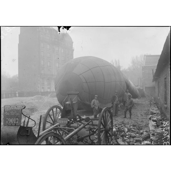 Paris. Protection contre avions. Le poste de la rue Edouard Pailleron. [légende d'origine]