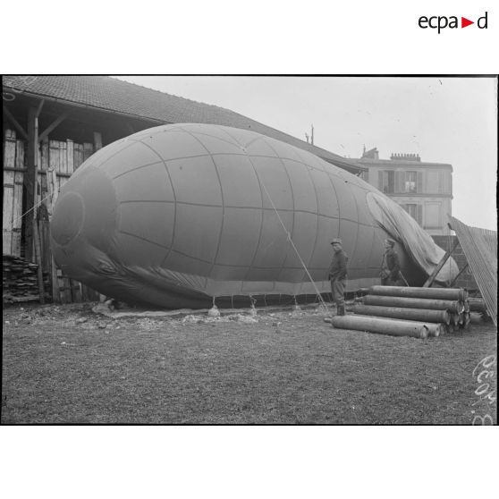Paris. Protection contre avions. Le poste de la rue Miguel Idalgo. [légende d'origine]