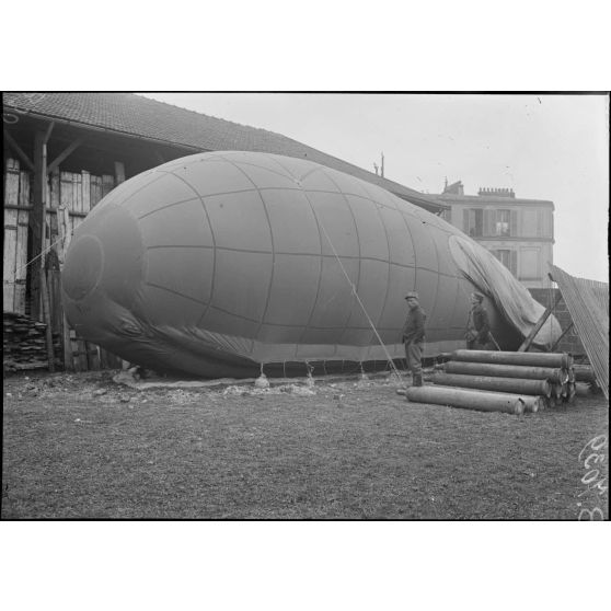 Paris. Protection contre avions. Le poste de la rue Miguel Idalgo. [légende d'origine]