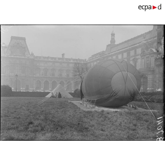 Paris. Protection contre avions. Un poste dans le jardin des Tuileries. [légende d'origine]