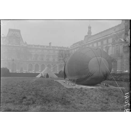 Paris. Protection contre avions. Un poste dans le jardin des Tuileries. [légende d'origine]
