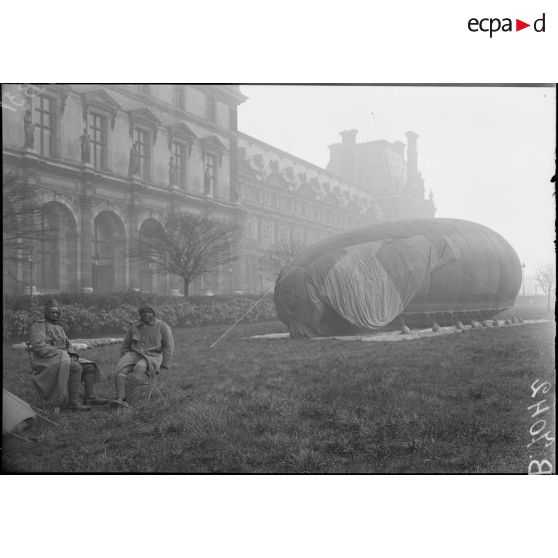 Paris. Protection contre avions. Un poste dans le jardin des Tuileries. [légende d'origine]