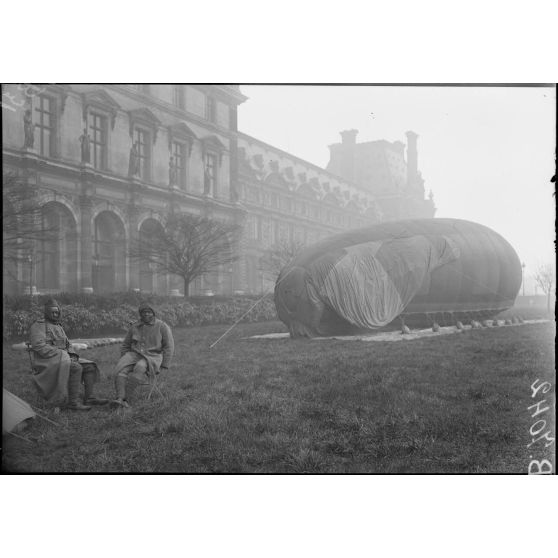 Paris. Protection contre avions. Un poste dans le jardin des Tuileries. [légende d'origine]