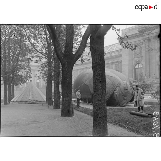 Paris. Protection contre avions. Un poste aux Champs-Elysées (près du Grand Palais). [légende d'origine]