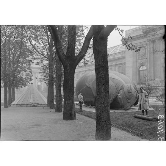 Paris. Protection contre avions. Un poste aux Champs-Elysées (près du Grand Palais). [légende d'origine]