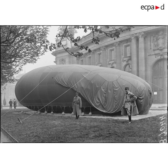 Paris. Protection contre avions. Un poste aux Champs-Elysées. [légende d'origine]