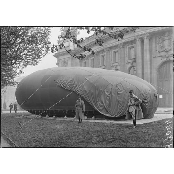 Paris. Protection contre avions. Un poste aux Champs-Elysées. [légende d'origine]