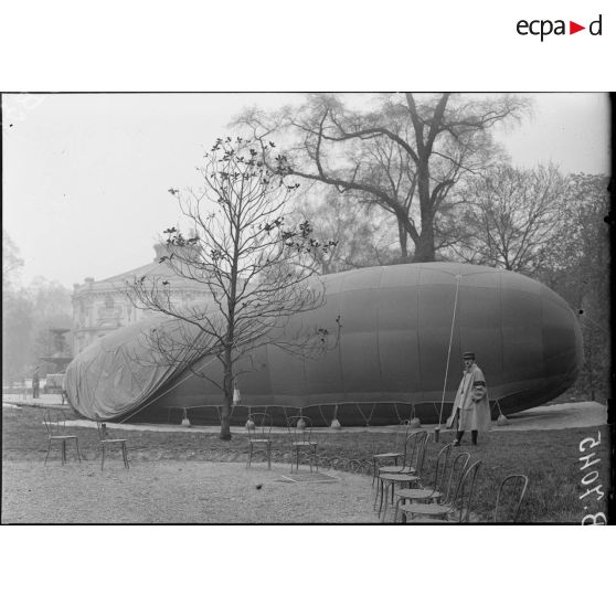 Paris. Protection contre avions. Un poste aux Champs-Elysées. [légende d'origine]