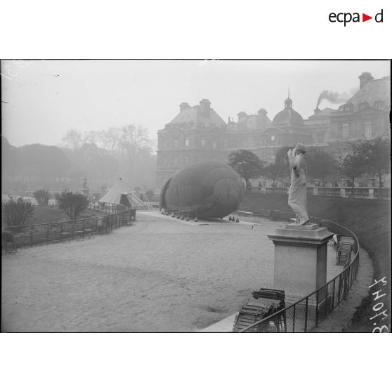 Paris. Protection contre avions. Un poste dans le jardin du Luxembourg. [légende d'origine]