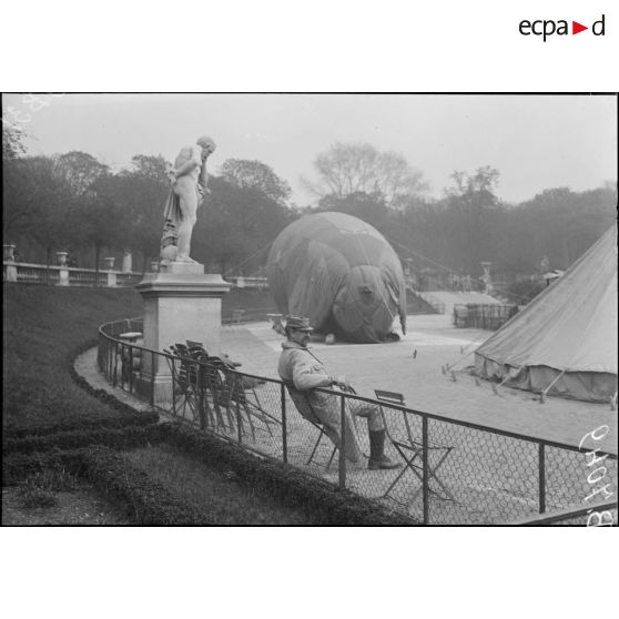 Paris. Protection contre avions. Un poste dans le jardin du Luxembourg. [légende d'origine]