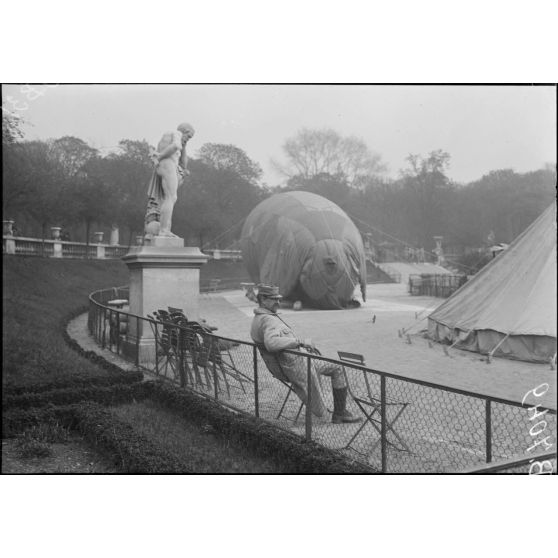 Paris. Protection contre avions. Un poste dans le jardin du Luxembourg. [légende d'origine]
