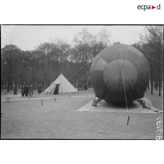 Paris. Protection contre avions. Un poste dans le jardin du Luxembourg. [légende d'origine]