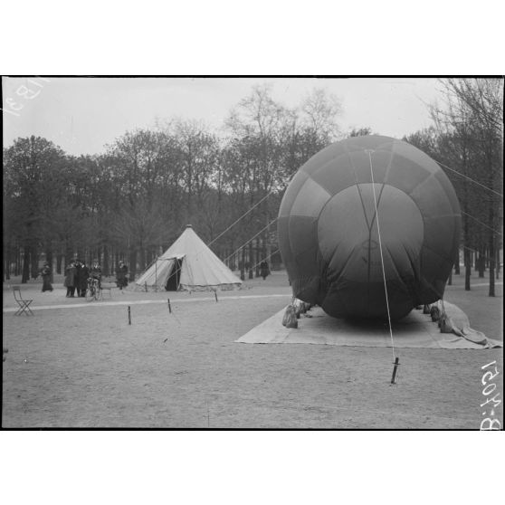 Paris. Protection contre avions. Un poste dans le jardin du Luxembourg. [légende d'origine]