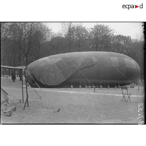Paris. Protection contre avions. Un poste dans le jardin du Luxembourg. [légende d'origine]