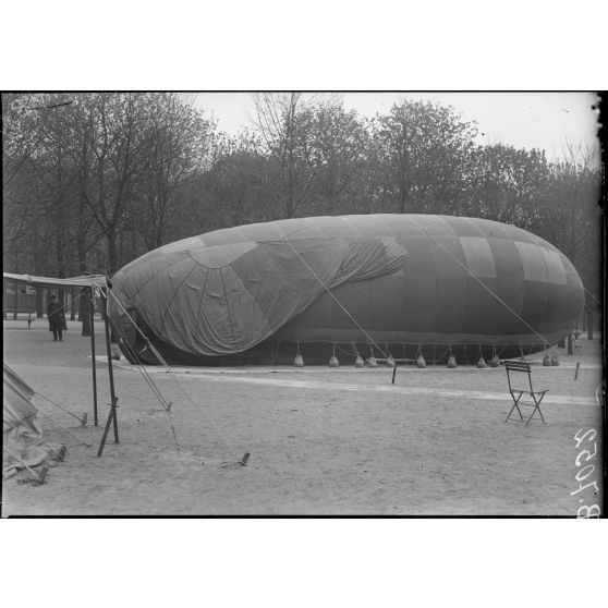 Paris. Protection contre avions. Un poste dans le jardin du Luxembourg. [légende d'origine]