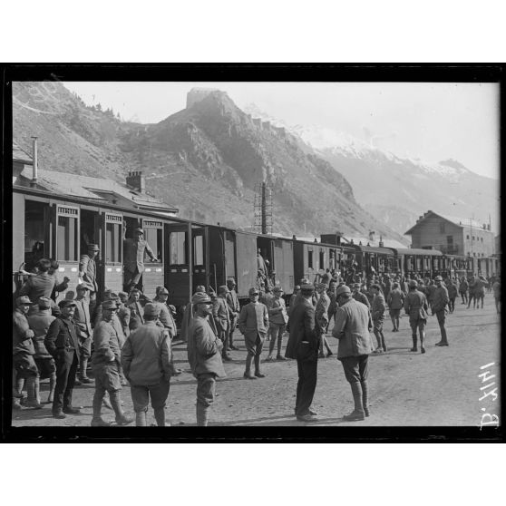 Modane (Savoie). En gare. Soldats de la brigade Alpi venant sur le front français. [légende d'origine]
