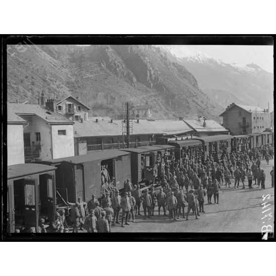 Modane (Savoie). En gare. Soldats de la brigade Alpi venant sur le front français. [légende d'origine]