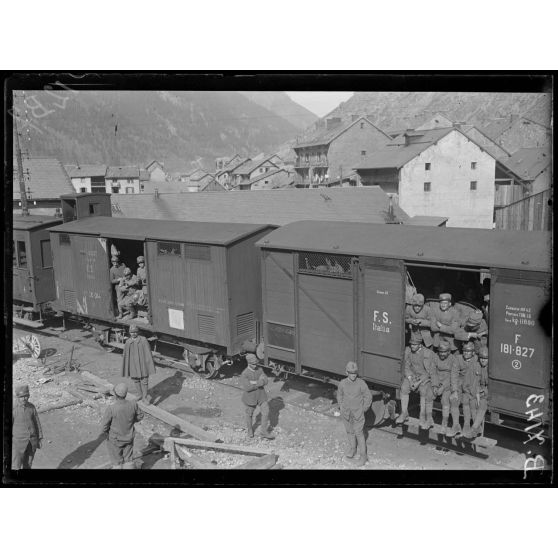 Modane (Savoie). En gare. Soldats de la brigade Alpi venant sur le front français. [légende d'origine]