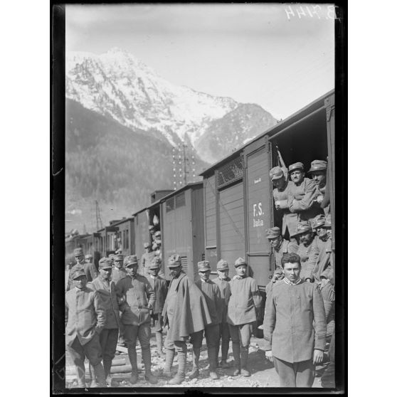 Modane (Savoie). En gare. Soldats de la brigade Alpi venant sur le front français. [légende d'origine]