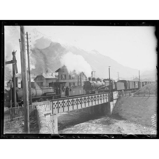 Modane (Savoie). Train de troupes italiennes venant sur le front français. [légende d'origine]