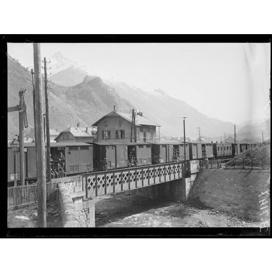Modane (Savoie). Train de troupes italiennes venant sur le front français. [légende d'origine]