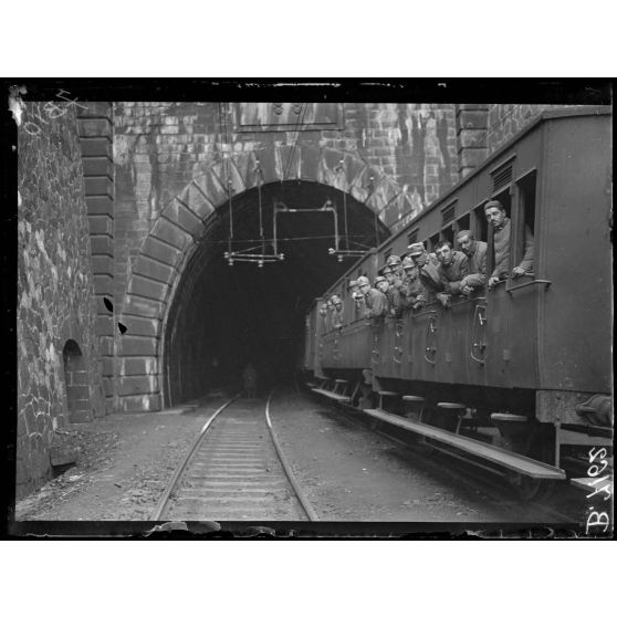 Tunnel du Mont Cenis, sortie du côté France. Train de troupes italiennes venant sur le front français. [légende d'origine]