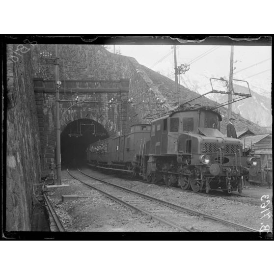 Tunnel du Mont Cenis, sortie du côté France. Train de troupes italiennes venant sur le front français. [légende d'origine]