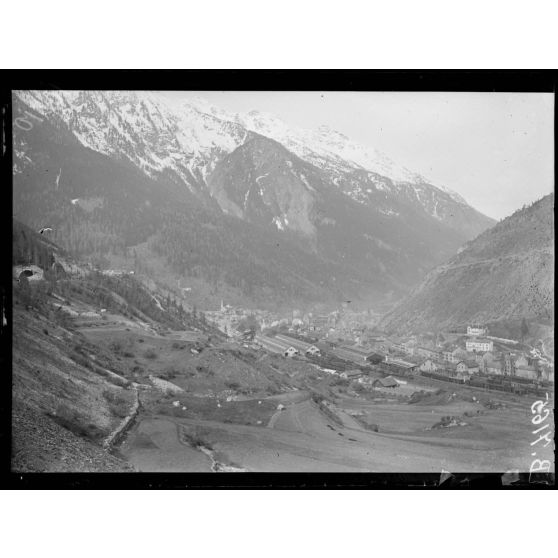 Modane et la vallée de l'Arc (Savoie). Panorama pris à la sortie du tunnel du Mont-Cenis. [légende d'origine]