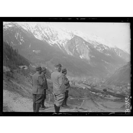 Modane et la vallée de l'Arc (Savoie). Panorama pris à la sortie du tunnel du Mont-Cenis. [légende d'origine]