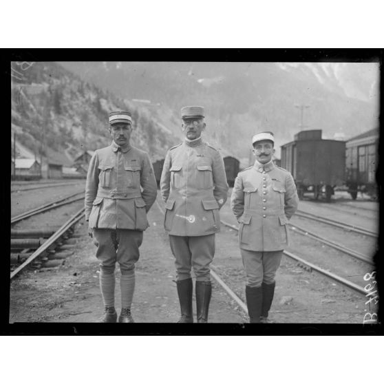 Modane (Italie). Le capitaine Flaguel, commissaire militaire de la gare et ses lieutenants adjoints. [légende d'origine]