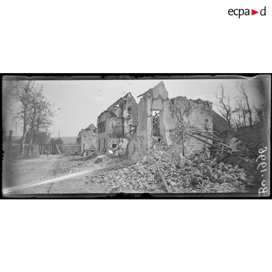 Dans Château-Thierry délivré, faubourg Saint-Martin à l'entrée de Château-Thierry. [légende d'origine]