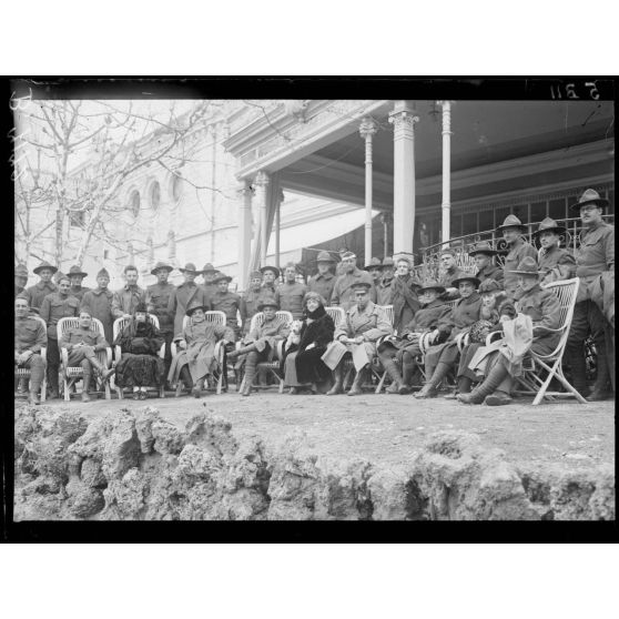 Aix-les-Bains (Savoie). Camp de repos des permissionnaires américains. Permissionnaires et membres de la YMCA. [légende d'origine]