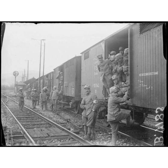 Aix-les-Bains (Savoie). En gare. Troupes italiennes de la brigade alpi venant sur le front français. [légende d'origine]