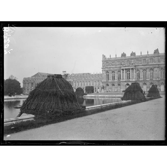 Versaille, travaux de protection. Les groupes autour du parterre d'eau devant le château (travail terminé). [légende d'origine]