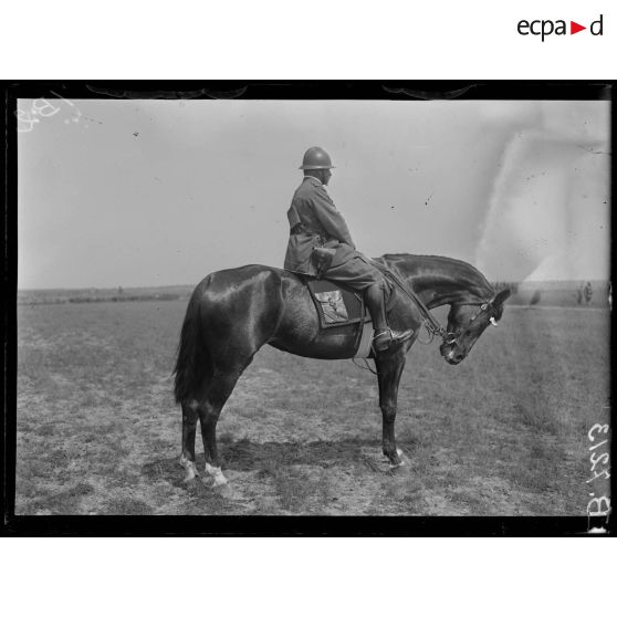 Près Saint-Ouen, camp de Mailly (Aube). Revue des troupes italiennes. Le général Beruto, commandant la 8ème division pendant la revue. [légende d'origine]