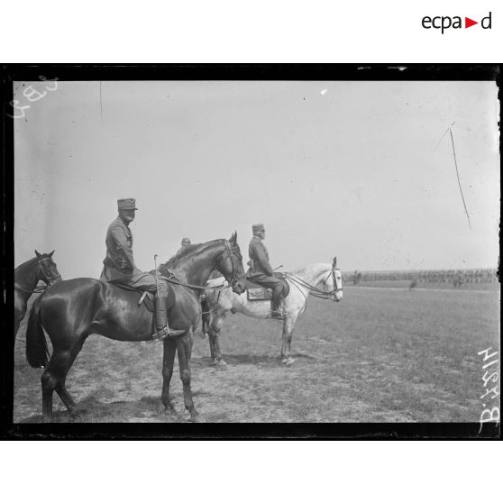 Près Saint-Ouen, camp de Mailly (Aube). Revue des troupes italiennes. Le général de Robilant et le général Albricci pendant le défilé. [légende d'origine]