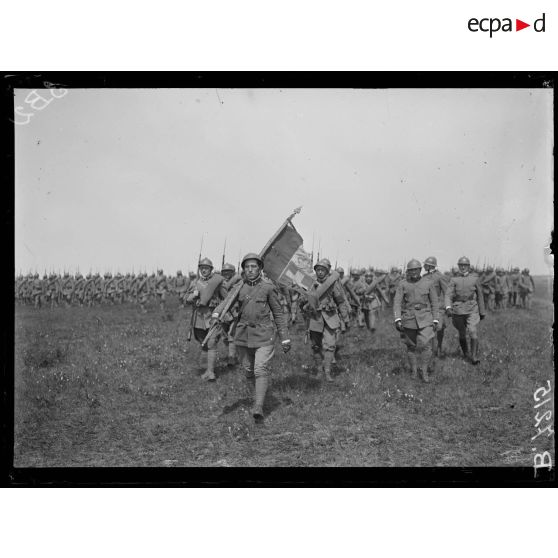 Près Saint-Ouen, camp de Mailly (Aube). Le défilé. Un drapeau. [légende d'origine]