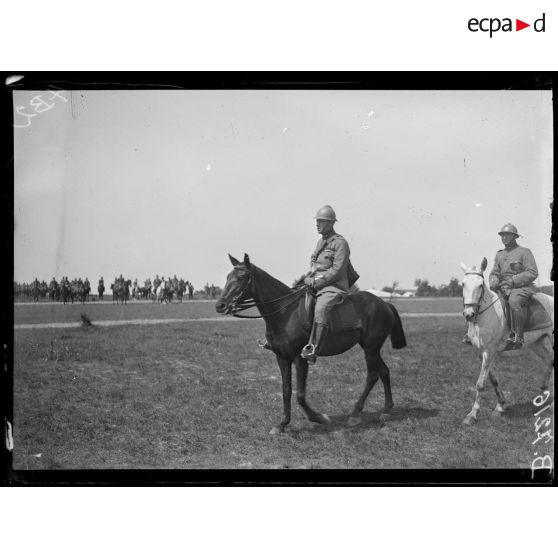 Près Saint-Ouen, camp de Mailly (Aube). Le général Peppino Garibaldi à la tête de la brigade Alpi. [légende d'origine]