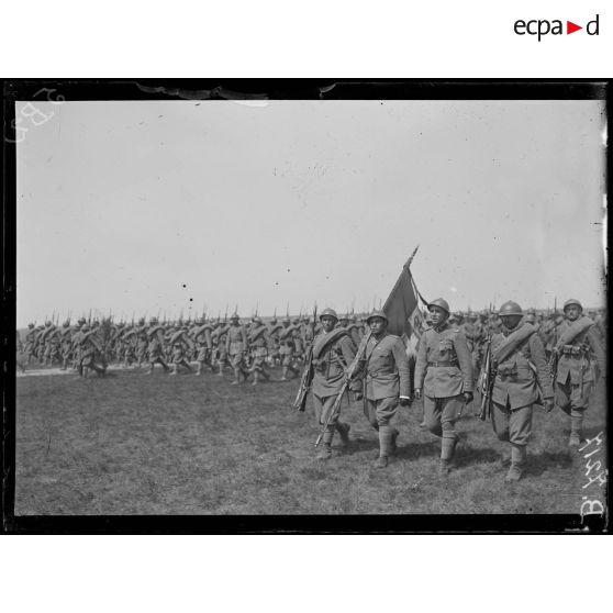 Près Saint-Ouen, camp de Mailly (Aube). Le 52ème d'infanterie, brigade Alpi et son drapeau. [légende d'origine]