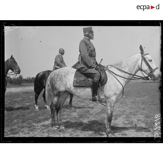 Près Saint-Ouen, camp de Mailly (Aube). Le général di Robilant pendant le défilé. [légende d'origine]