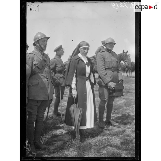 Mademoiselle Italia Garibaldi, soeur du général, pendant le défilé. [légende d'origine]