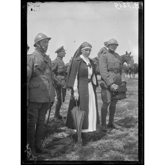 Mademoiselle Italia Garibaldi, soeur du général, pendant le défilé. [légende d'origine]