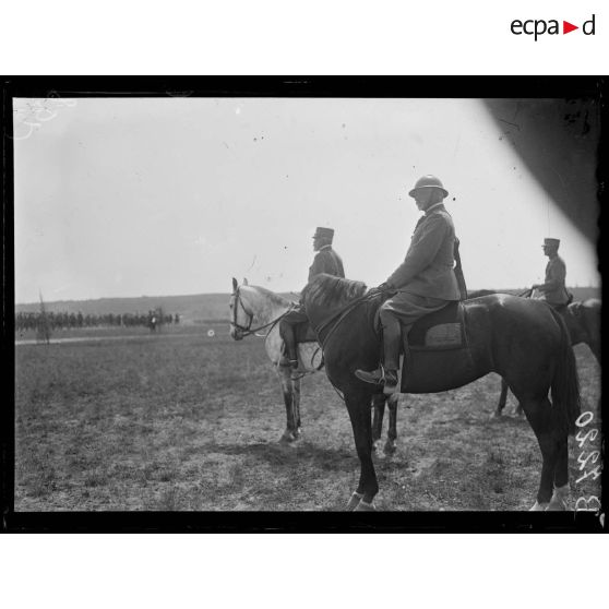 Près Saint-Ouen, camp de Mailly (Aube). Le général di Robilant et le général Beruto pendant le défilé. [légende d'origine]