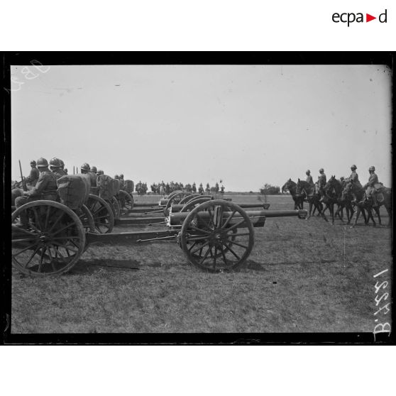 Près Saint-Ouen, camp de Mailly (Aube). Le défilé de l'artillerie de campagne. [légende d'origine]