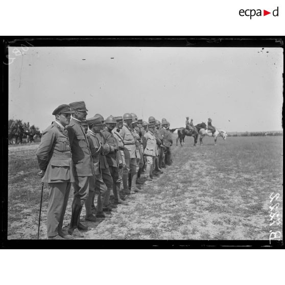 Près Saint-Ouen, camp de Mailly (Aube). Les officiers français, anglais et italiens assistent au défilé. [légende d'origine]