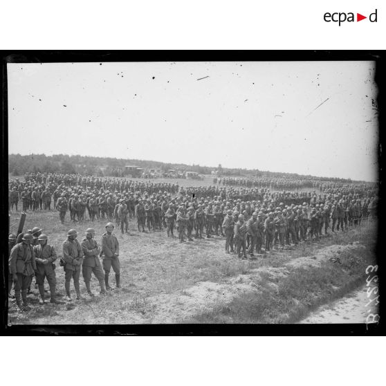 Près Saint-Ouen, camp de Mailly (Aube). La brigade Alpi avant le défilé. [légende d'origine]
