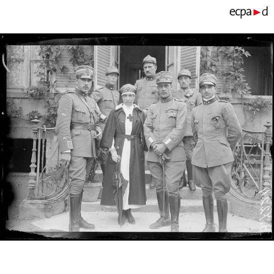 Près Saint-Ouen, camp de Mailly (Aube). De gauche à droite, le commandant Menotti Garibaldi, mademoiselle Italia Garibaldi et le général Peppino Garibaldi. [légende d'origine]