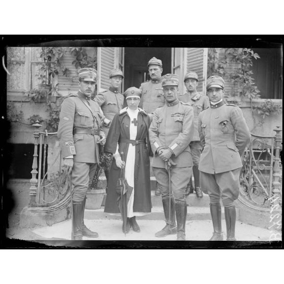 Près Saint-Ouen, camp de Mailly (Aube). De gauche à droite, le commandant Menotti Garibaldi, mademoiselle Italia Garibaldi et le général Peppino Garibaldi. [légende d'origine]